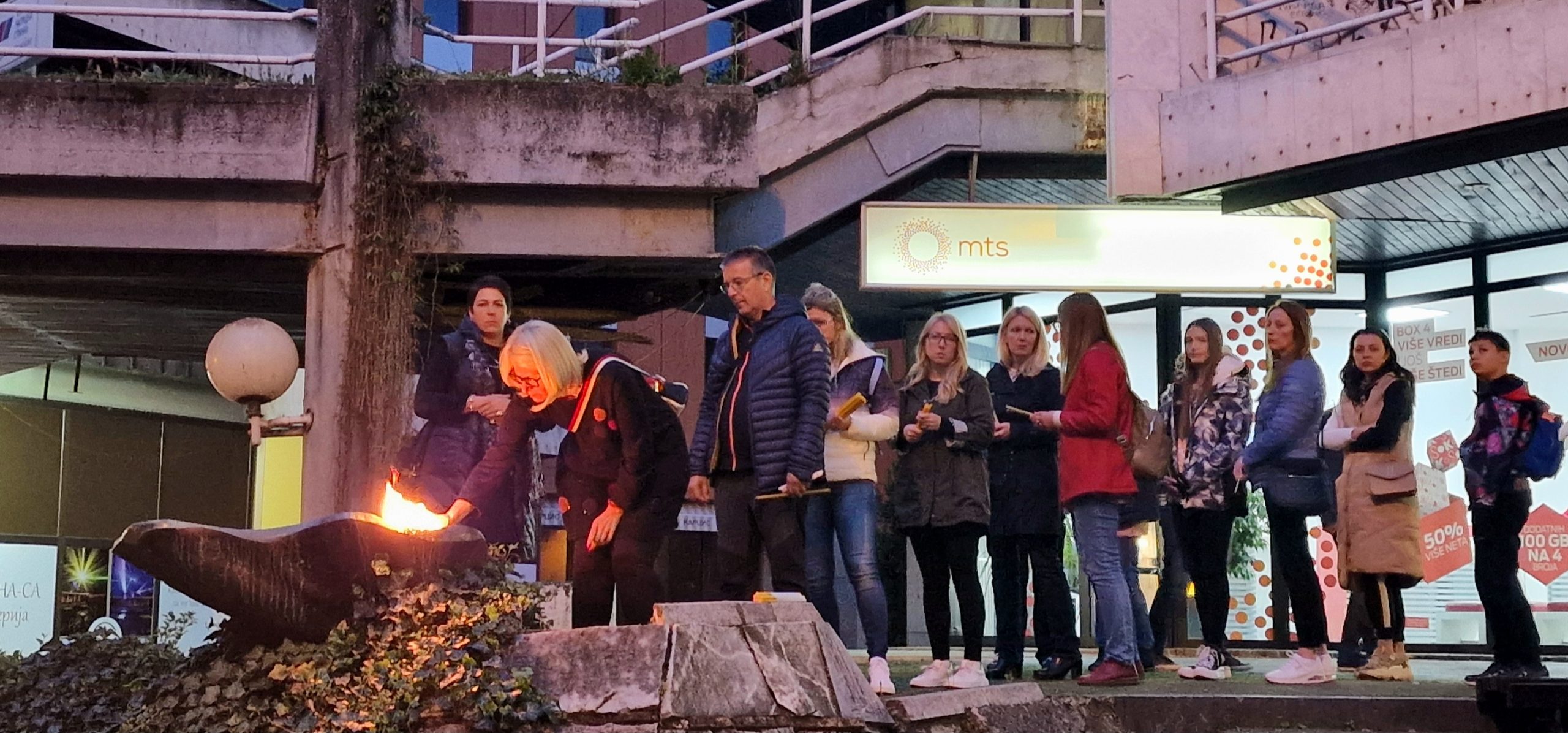 Paljenje sveća Ubistvo OŠ Vladislav Ribnikar (7) Paljenje sveća Ubistvo OŠ Vladislav Ribnikar (7)