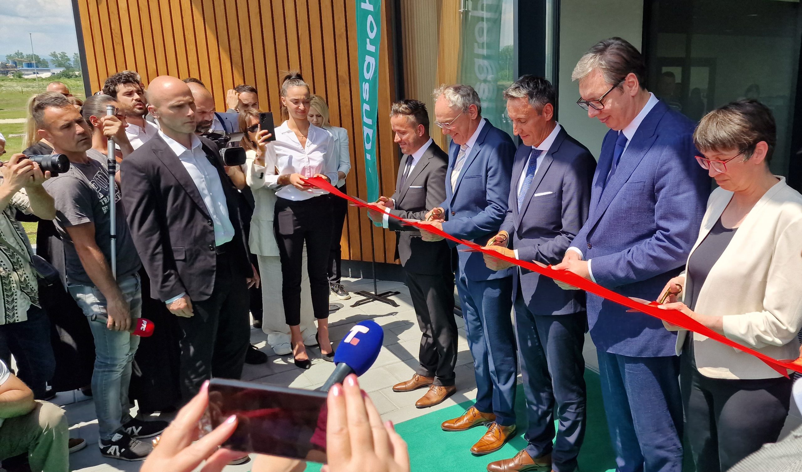 Hansgrohe - presecanje vrpce - Aleksandar Vučić (1) Hansgrohe - presecanje vrpce - Aleksandar Vučić (1)