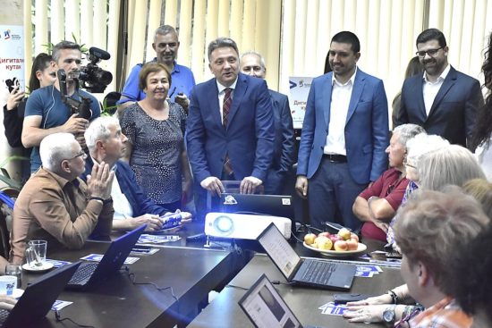 Ministar informisanja Mihailo Jovanović - poseta Domu penzionera - Digitalni kutak Ministar informisanja Mihailo Jovanović - poseta Domu penzionera - Digitalni kutak