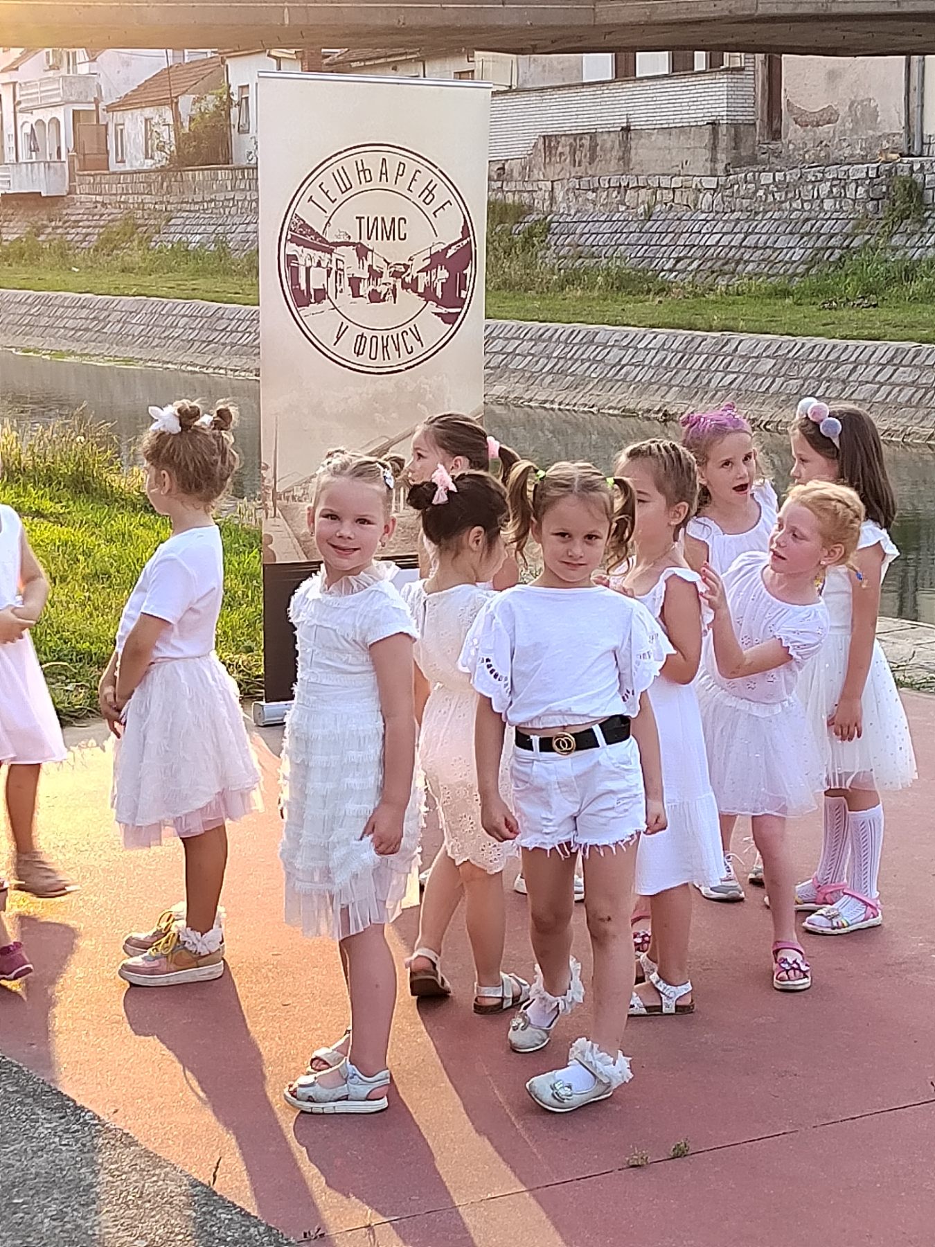 Studio M - Sve u belom - Tešnjarenje u fokusu (1) Studio M - Sve u belom - Tešnjarenje u fokusu (1)