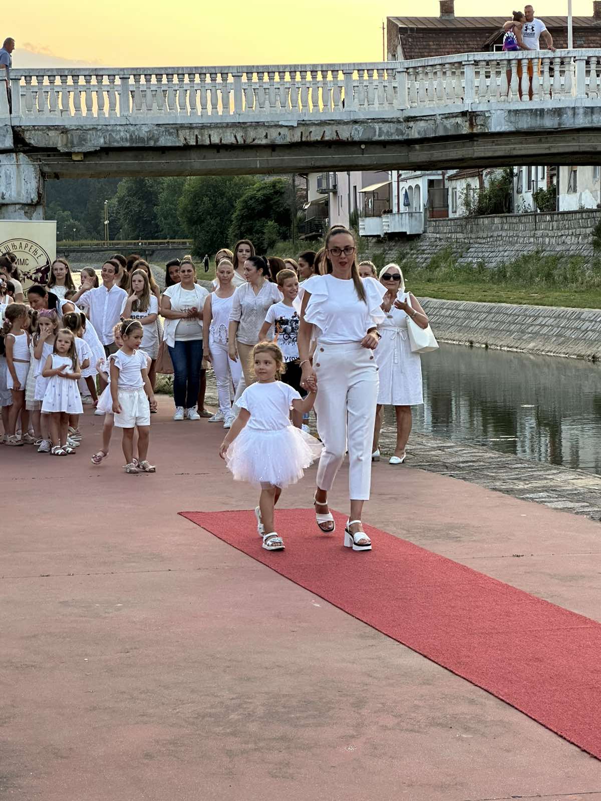 Studio M - Sve u belom - Tešnjarenje u fokusu (3) Studio M - Sve u belom - Tešnjarenje u fokusu (3)