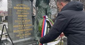 Председник општине Бобан Јанковић полаже венац~2