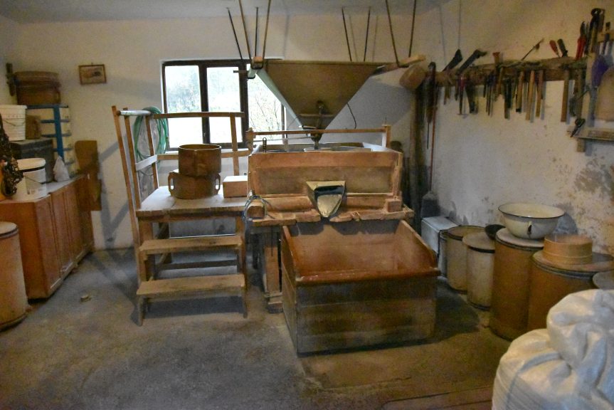 Радни простор, Ћирковића воденица, Горња Атеница, Чачак, 2023.(фото Снежана Шапоњић Ашанин) Радни простор, Ћирковића воденица, Горња Атеница, Чачак, 2023.(фото Снежана Шапоњић Ашанин)