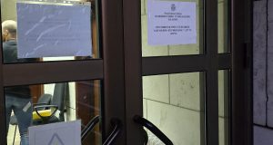 Građani ispred zgrade OJT u Valjevu - Hapšenje - Branko Ivković (6)