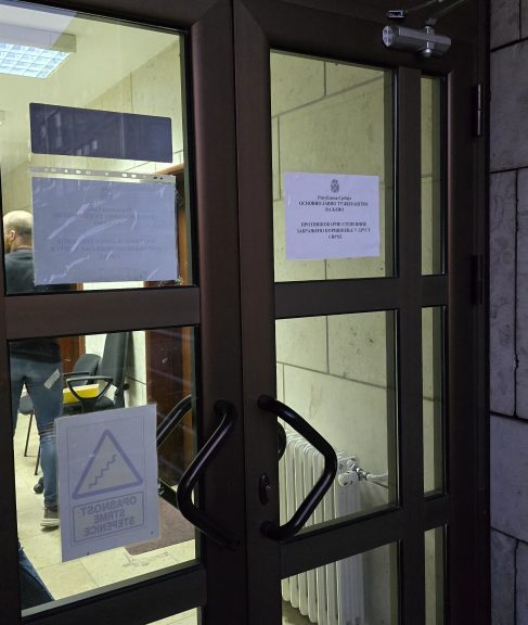 Građani ispred zgrade OJT u Valjevu - Hapšenje - Branko Ivković (6)