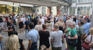 Okupljanje građana Valjeva ispred zgrade OJT - Branko Ivković hapšenje (1)