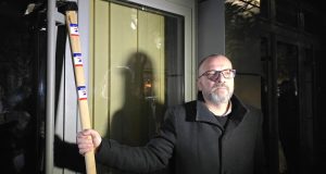 Branko Ivković drži budak Demonstracije Euro Lithium