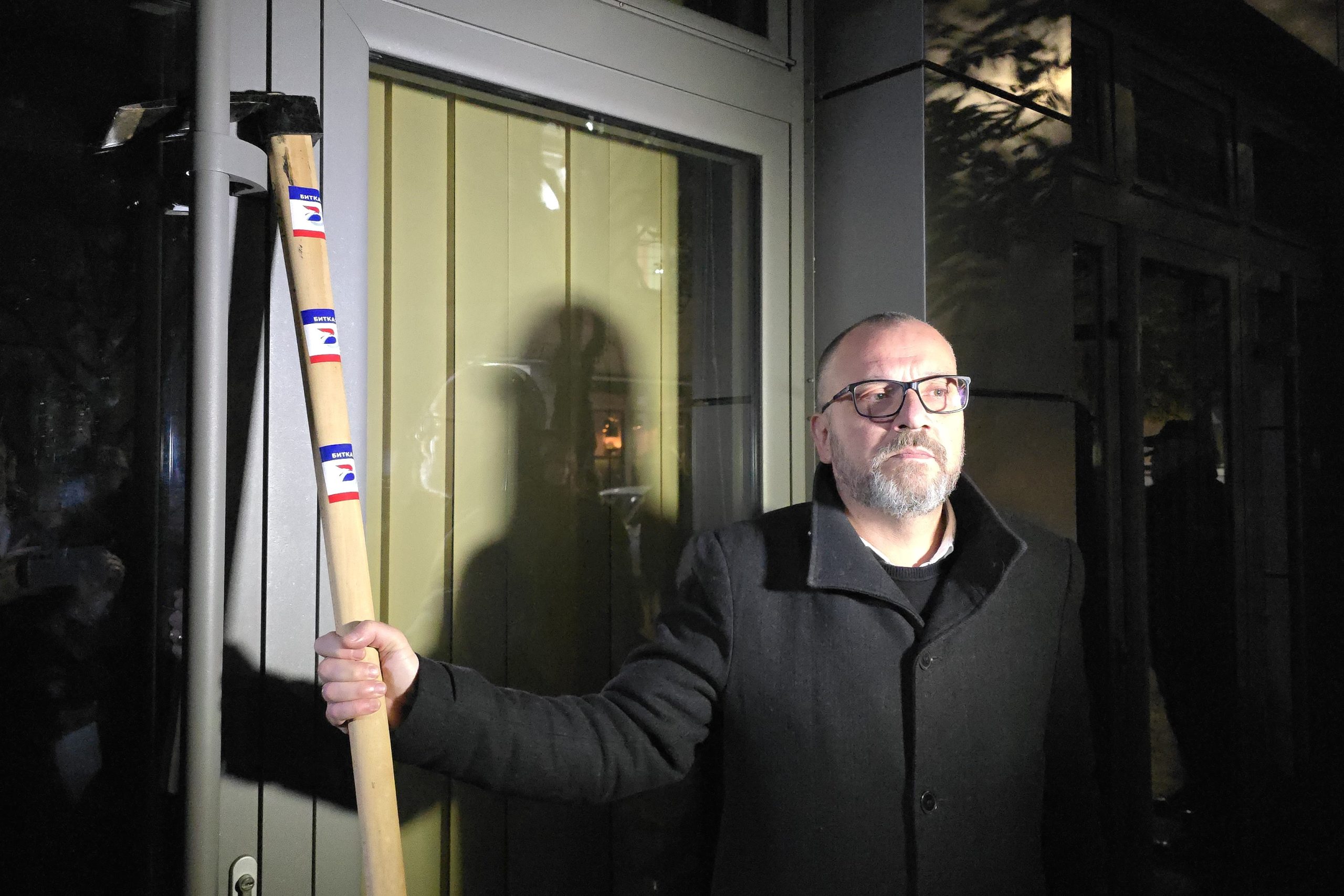 Branko Ivković drži budak Demonstracije Euro Lithium