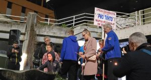 Paljenje sveća žrtvama tragedije u Novom Sadu